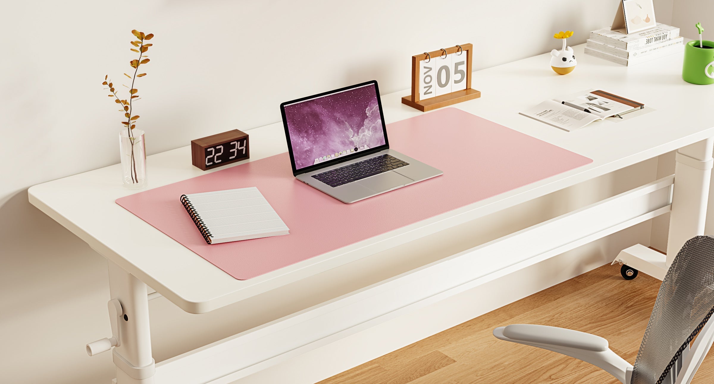 7 Quirky Tricks to Deck Your Desk!